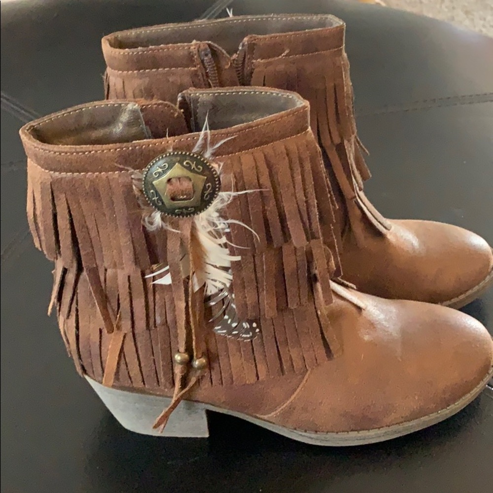 Justice kids boots Never worn.